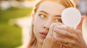 Scopri di più sull'articolo Make-up estivo: colori, tendenze e consigli per un trucco luminoso e mediterraneo