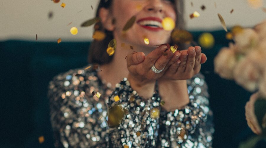 Al momento stai visualizzando Feste Glam: emozioni, eleganza e luce che rivela