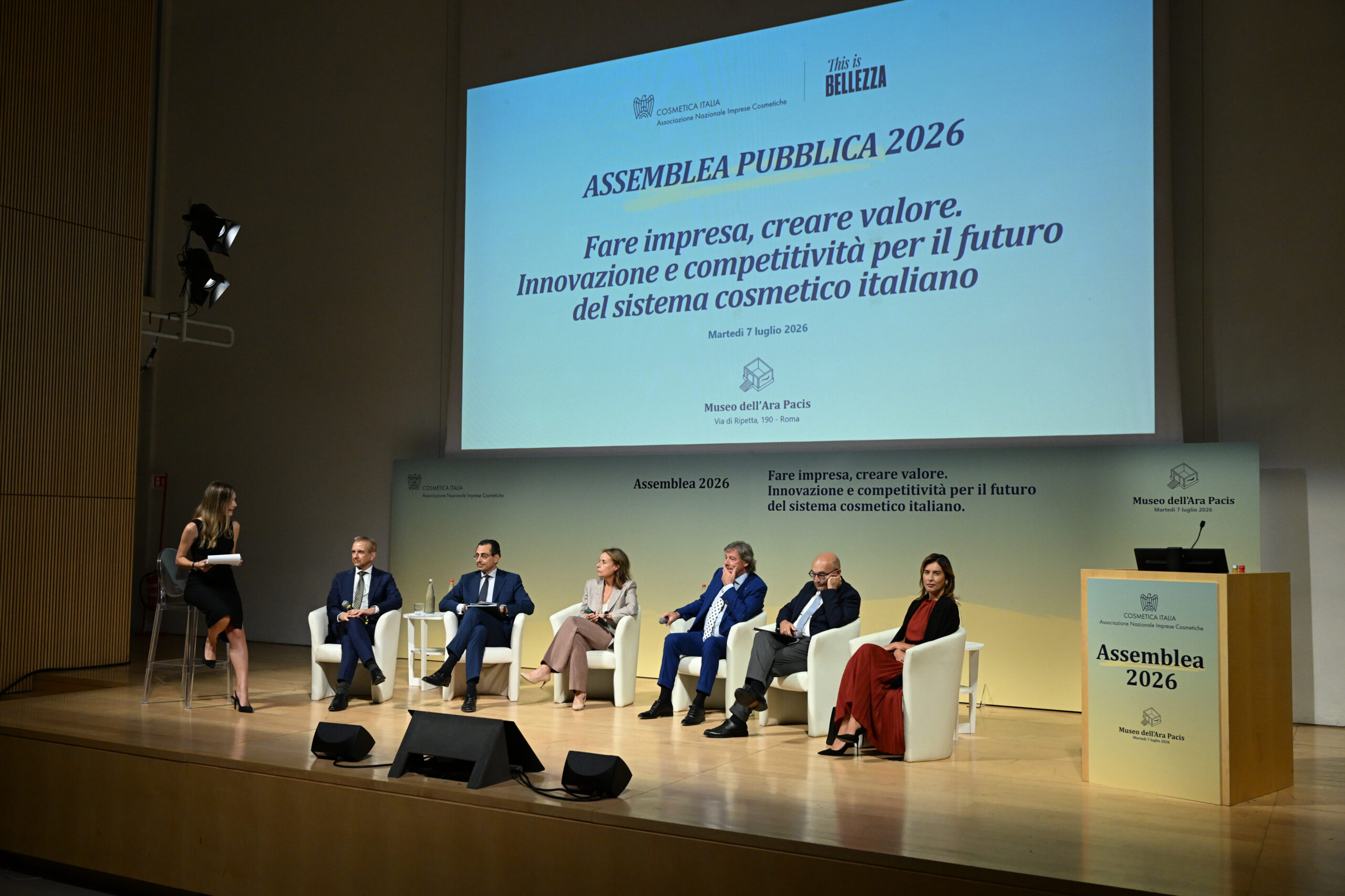 Al momento stai visualizzando L’industria cosmetica in Italia cresce, crea valore e guarda al futuro: fatturato record a 18 miliardi di euro. Serve una strategia nazionale per sostenerne la competitività.